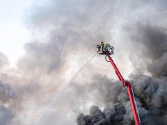Dinas Damkar Surabaya Evakuasi di Gedung di Pelabuhan
