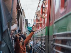 Dinas Damkar Surabaya Bersihkan Tumpahan Oli di Kebun Warga